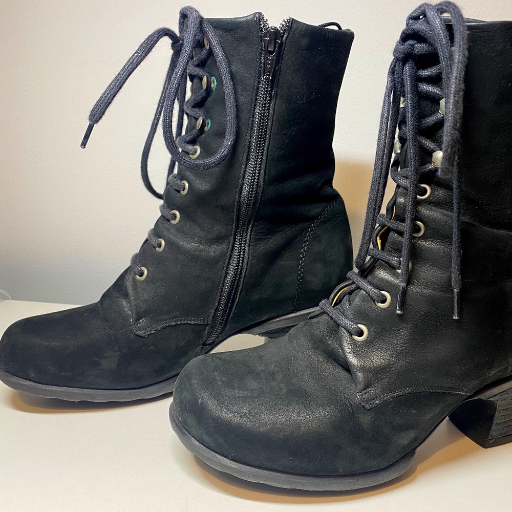 Lace up heeled Fluevog original booties!